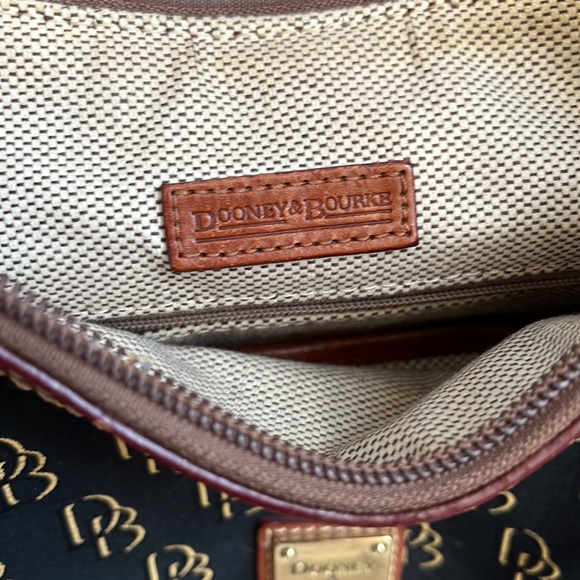 Dooney and Bourke Original design mid sized handbag - Picture 4 of 6